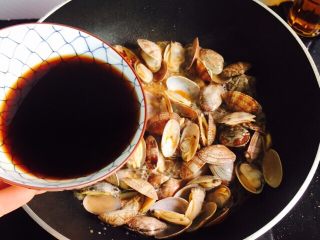 10、爆炒香辣花蛤,倒入调料汁翻炒均匀