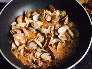 11、爆炒香辣花蛤,炒至所有花蛤壳都张开后就差不多了。