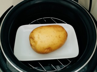 2、蓝莓土豆泥,土豆清洗干净 放入压力锅蒸熟