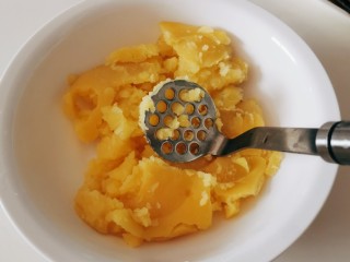 5、蓝莓土豆泥,碾压成泥