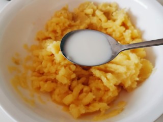 6、蓝莓土豆泥,拌入牛奶