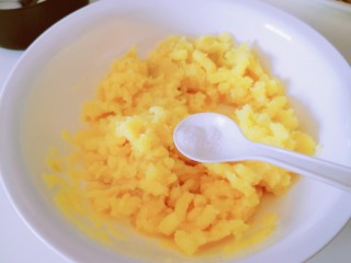 7、蓝莓土豆泥,放入盐调味