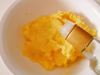 8、蓝莓土豆泥,倒入核桃油增加口感