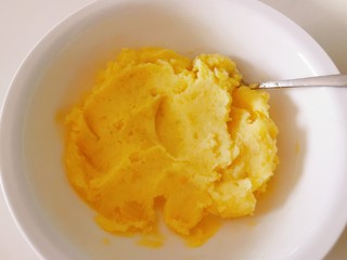 9、蓝莓土豆泥,搅拌均匀