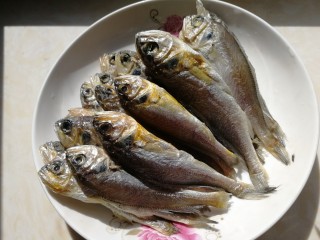 1、香辣小黄鱼,20条小黄鱼。