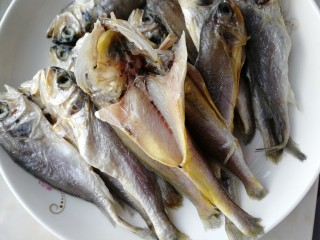 2、香辣小黄鱼,除去内脏和鳃，清水冲洗干净。