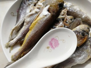3、香辣小黄鱼,一勺白酒去腥增香。