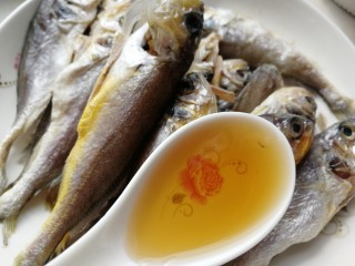 4、香辣小黄鱼,一勺料酒，抓匀去腥。