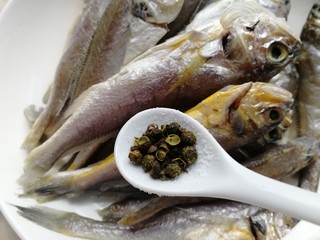 5、香辣小黄鱼,一小勺麻椒粒。