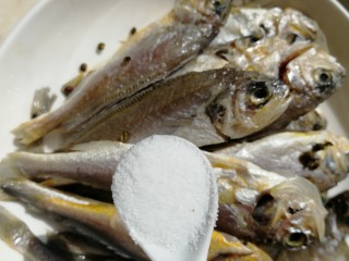 6、香辣小黄鱼,一小勺盐。