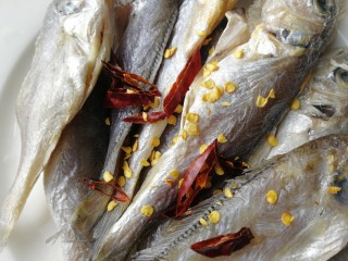 7、香辣小黄鱼,适量干辣椒，抓拌均匀，腌制20分钟更好的入味。