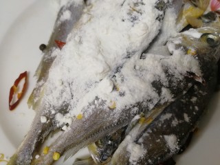 8、香辣小黄鱼,洒上适量面粉。