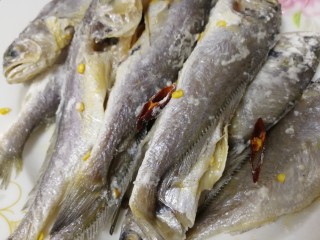 9、香辣小黄鱼,拌匀，面粉薄薄一层包裹上小黄鱼。