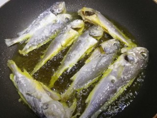 11、香辣小黄鱼,油温五成热，放入小黄鱼，文火煎3分钟