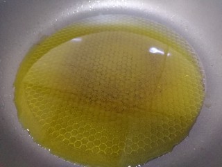 10、香辣小黄鱼,平底锅倒入适量油，文火加热。