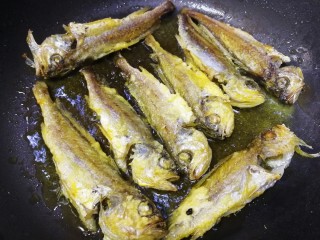 12、香辣小黄鱼,翻面再煎3分钟。