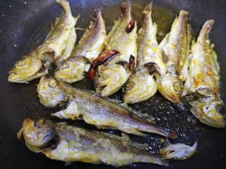 14、香辣小黄鱼,这样煎鱼肉不会碎，煎至两面金黄，表皮酥脆即可