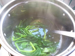 3、菠菜鸡蛋糕,焯水一分钟