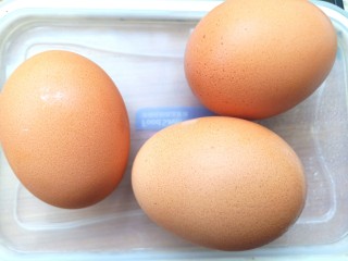 6、菠菜鸡蛋糕,取三个鸡蛋
