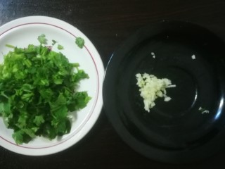 1、酸辣粉,香菜，蒜切碎