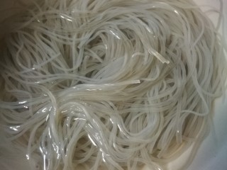 2、酸辣粉,红薯粉用温水泡发，就是用手能掐断就行