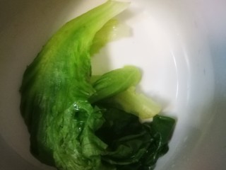 3、酸辣粉,锅中放水煮沸，将生菜叶子烫熟