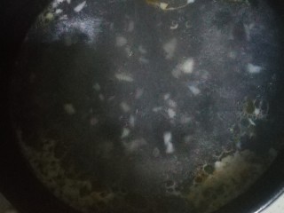 5、酸辣粉,热锅热油，放蒜末爆香，加水煮开，水沸之后放红薯粉，放盐，将调好的料倒入，再次煮沸之后，尝一下汤，可以再加醋和辣椒油，红薯粉熟了之后就可以关火