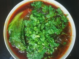 6、酸辣粉,倒入碗中，放香菜