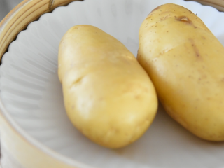 1、KFC土豆泥原来是这样做的,入口细腻好吃,土豆洗净放入蒸锅,中火蒸20分钟