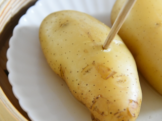 2、KFC土豆泥原来是这样做的,入口细腻好吃,用筷子试下是否软熟