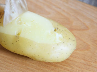 3、KFC土豆泥原来是这样做的,入口细腻好吃,剥去土豆皮