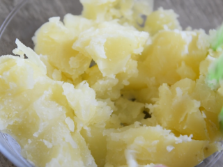 4、KFC土豆泥原来是这样做的,入口细腻好吃,放入碗中,用勺子碾碎