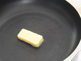 5、KFC土豆泥原来是这样做的,入口细腻好吃,锅中放入20g黄油