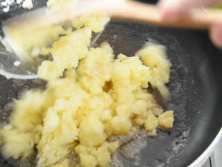 6、KFC土豆泥原来是这样做的,入口细腻好吃,完全融化后,倒入土豆泥炒匀