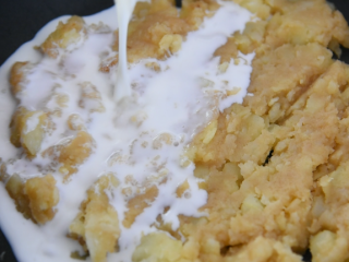 7、KFC土豆泥原来是这样做的,入口细腻好吃,倒入80g牛奶,炒成糊状,盛入碗中