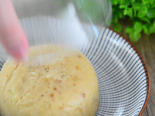 8、KFC土豆泥原来是这样做的,入口细腻好吃,碗倒扣入盘,取出