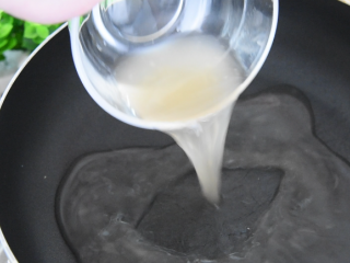 9、KFC土豆泥原来是这样做的,入口细腻好吃,锅中倒入100ml高汤煮沸