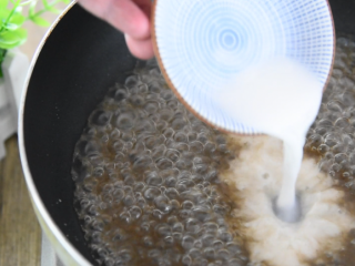 10、KFC土豆泥原来是这样做的,入口细腻好吃,沸腾后加入1g黑胡椒粉,勾芡