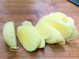 4、凤尾虾球,土豆去皮洗净，切成薄片用碟子盛起。