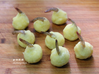 9、凤尾虾球,全部包好后放在一旁，准备下一步，咱们先把油锅热上。