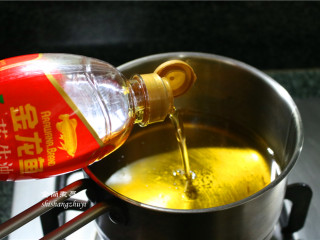 10、凤尾虾球,分量不多，咱们就用小一点的锅来油炸，这样的话就可以省油省时间。锅里倒入食用油，大火煮开。