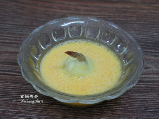 11、凤尾虾球,取两个鸡蛋打撒，划成细腻的蛋液，将包裹土豆泥的虾仁在鸡蛋液里滚一下。