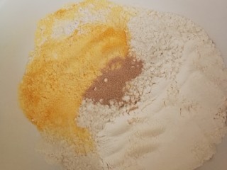 3、香肠馒头卷,充分混合