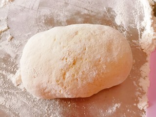 6、香肠馒头卷,将面团移至面板 揉匀排气