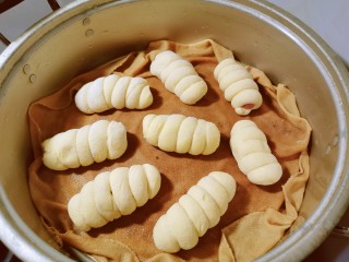 12、香肠馒头卷,凉水上蒸锅  每个馒头卷之间留有空隙  