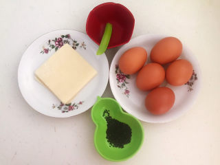 1、蛋黄派,准备食材：土鸡蛋5个，馄饨皮8片，葱叶1小段，熟黑芝麻1小勺