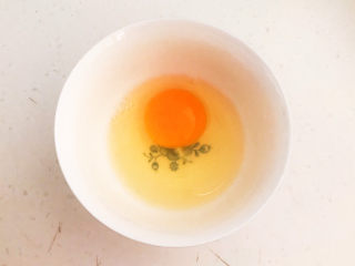 5、蛋黄派,取一个鸡蛋打入碗中