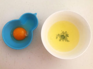 7、蛋黄派,把鸡蛋蛋清蛋黄分开，蛋黄留用