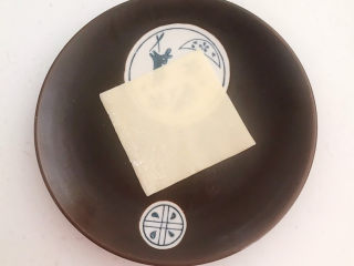 8、蛋黄派,取一片馄饨皮放在盘子里