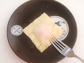 13、蛋黄派,用叉子在馄饨皮四周压实